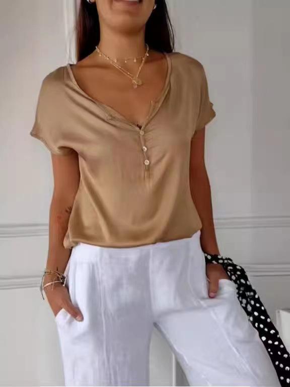 "Camiseta lisa de manga corta con escote en V de seda."